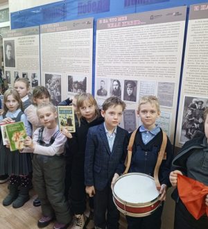 Обучающиеся СШ №2 в гостях в библиотеке МБУК МКЦ «Железнодорожник» «Всадник, скачущий впереди»: литературный час