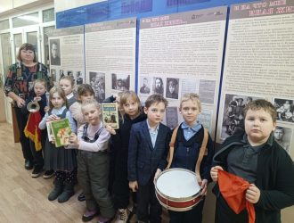 Обучающиеся СШ №2 в гостях в библиотеке МБУК МКЦ «Железнодорожник»  «Всадник, скачущий впереди»: литературный час